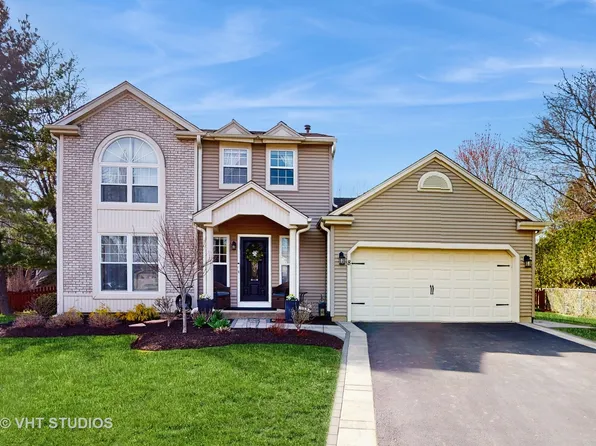 8 Rosewood Ct, Cary, IL 60013
