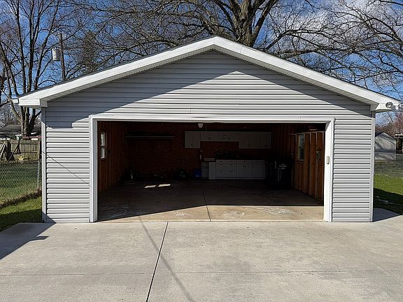 4th image of 1113 Hugo St