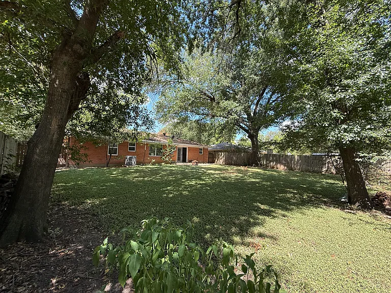 1915 Fairfax Dr — Photo 19