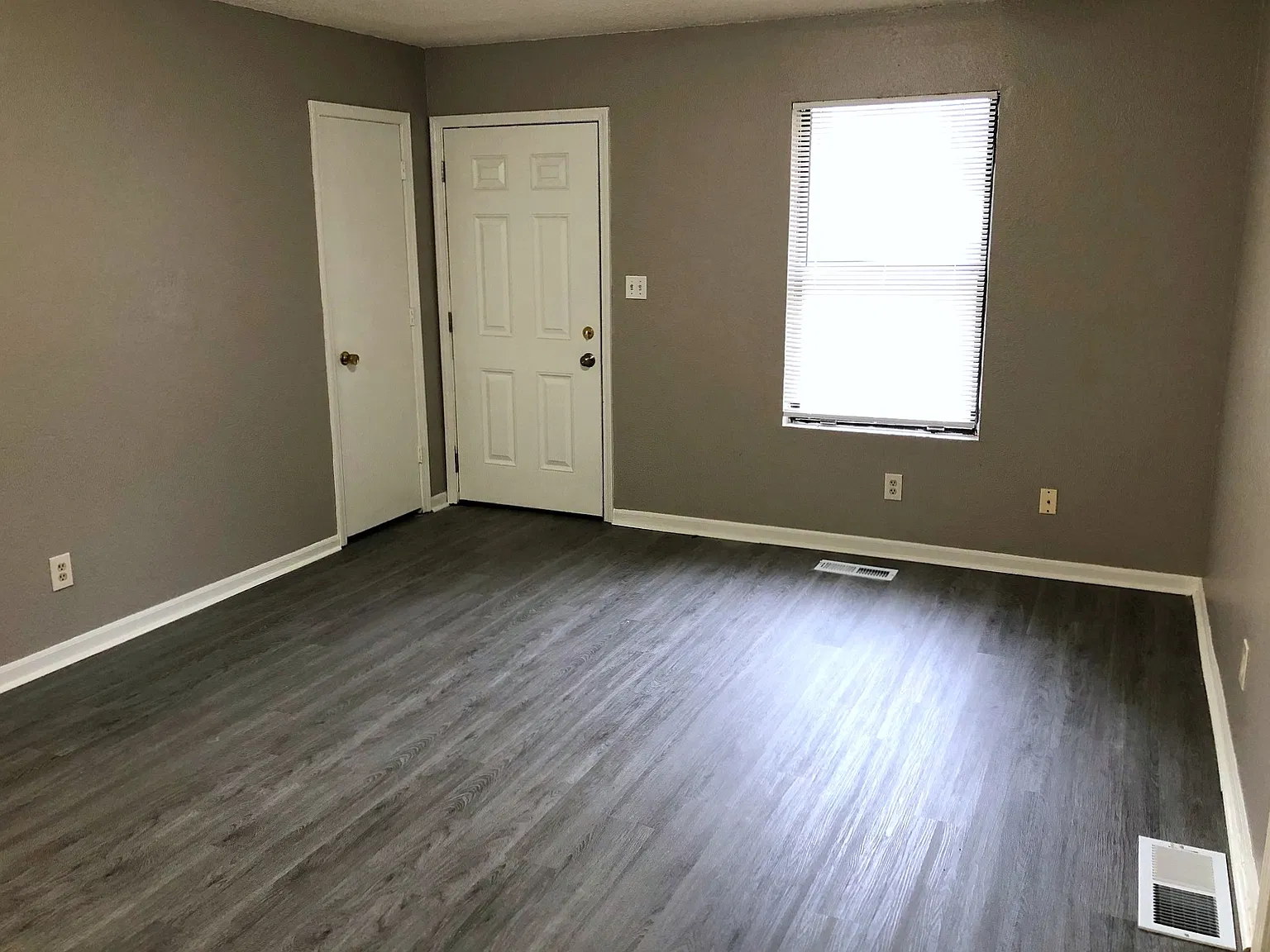 3 bed, 1.5 bath, $1,095 — Photo 2