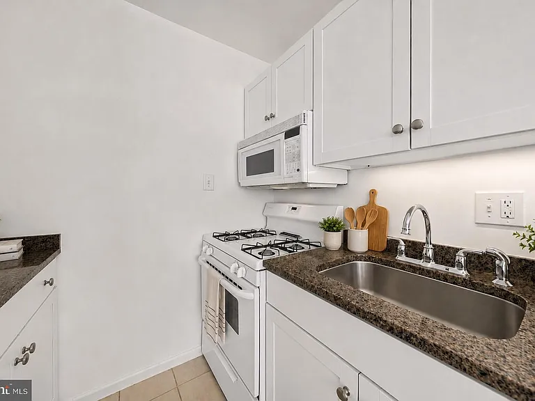 630 11th St NE #302 — Photo 5