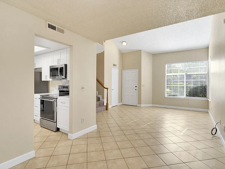 6733 N Warren Ave — Photo 9