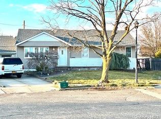 1211 Garden Ct, Wantagh, NY 11793