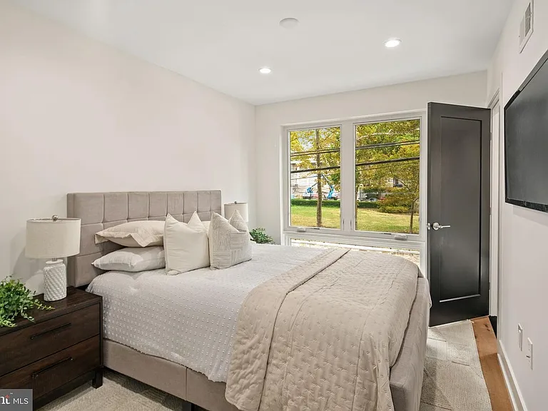 2403 Grays Ferry Ave — Photo 14