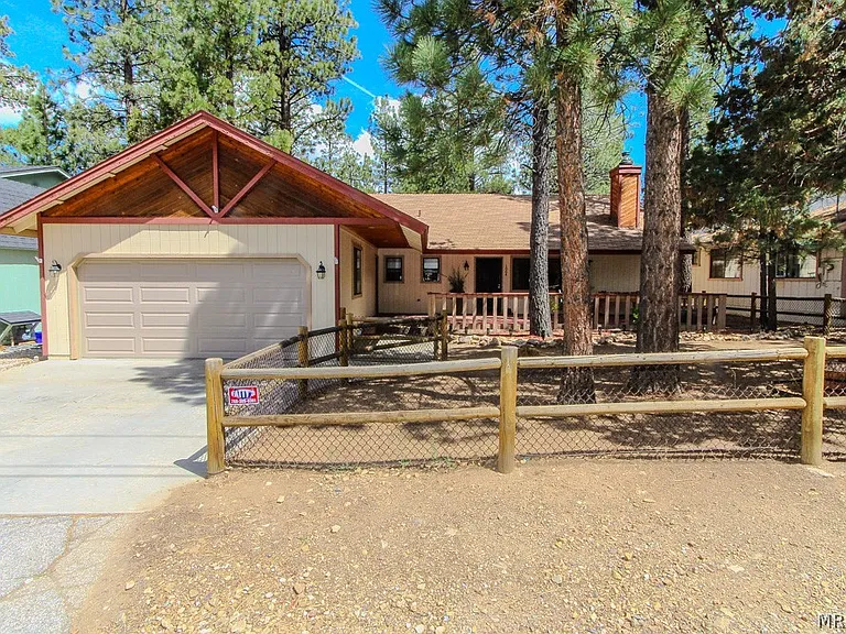 1064 Pine Ln — Photo 1