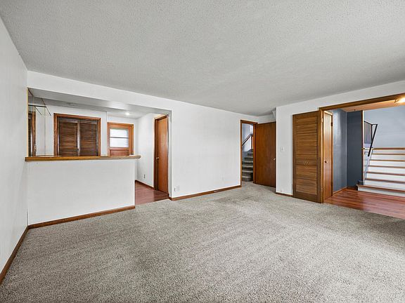 3rd image of 961 Oakwood Dr