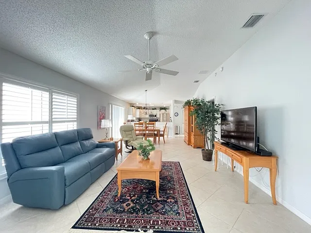 2909 Meadow Lawn Ln — Photo 6