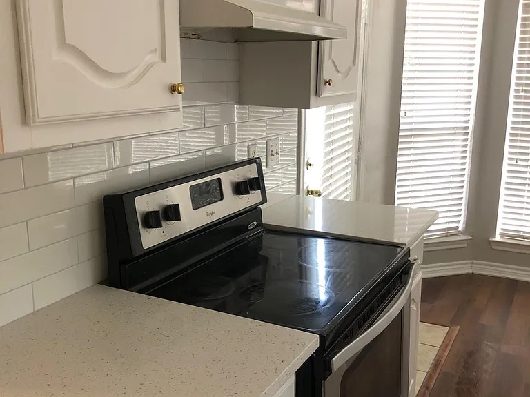 1406 Oxford Dr — Photo 2