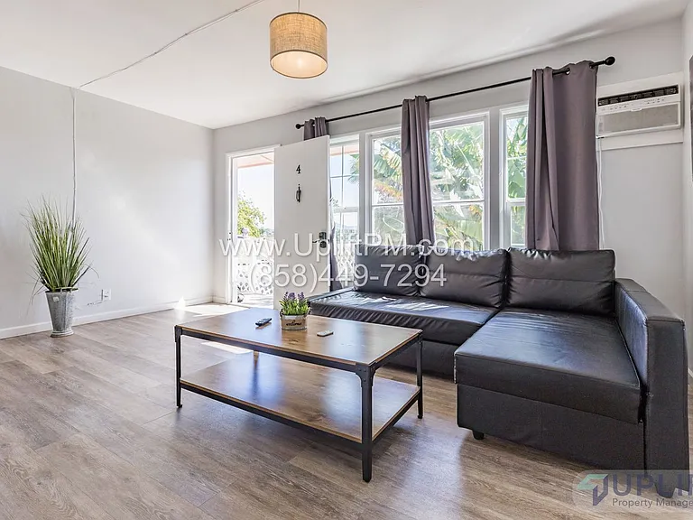 4833 Castle Ave — Photo 8