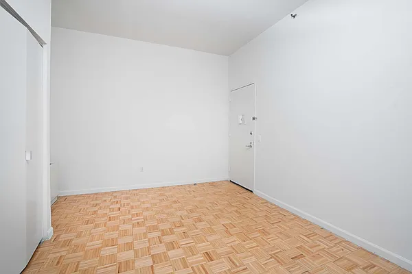 Rented by Waldstar Real Estate LLC | media 6