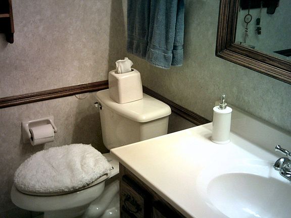 Full Bath Toilet & Sink