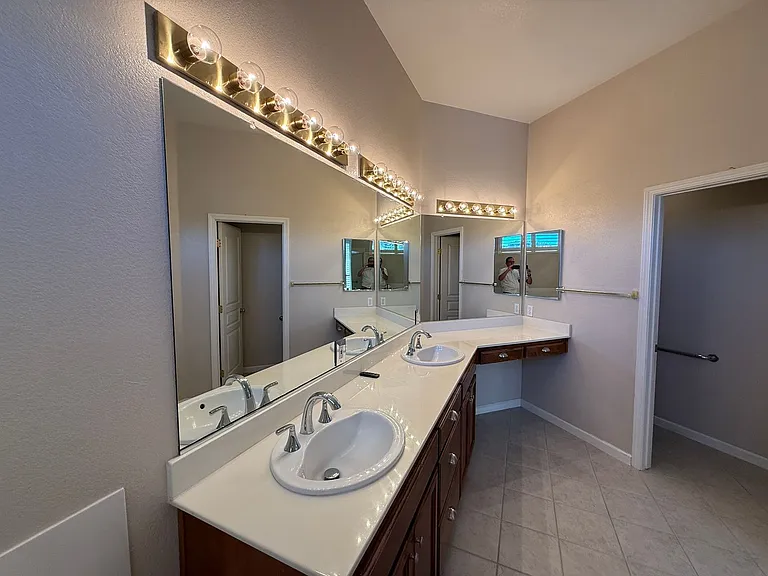 4024 Eastport Dr — Photo 24