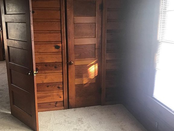 Bedroom, new carpet and blinds!