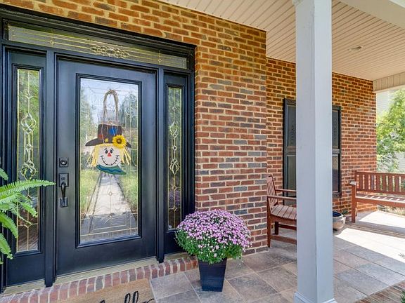 4th image of 210 Emerald Chase Cir