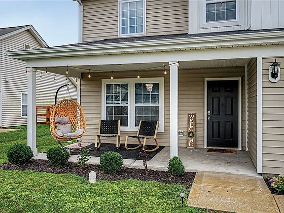 4th image of 127 Pebble Stone Ln
