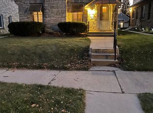 3145 W Drury Ln, Milwaukee, WI 53215