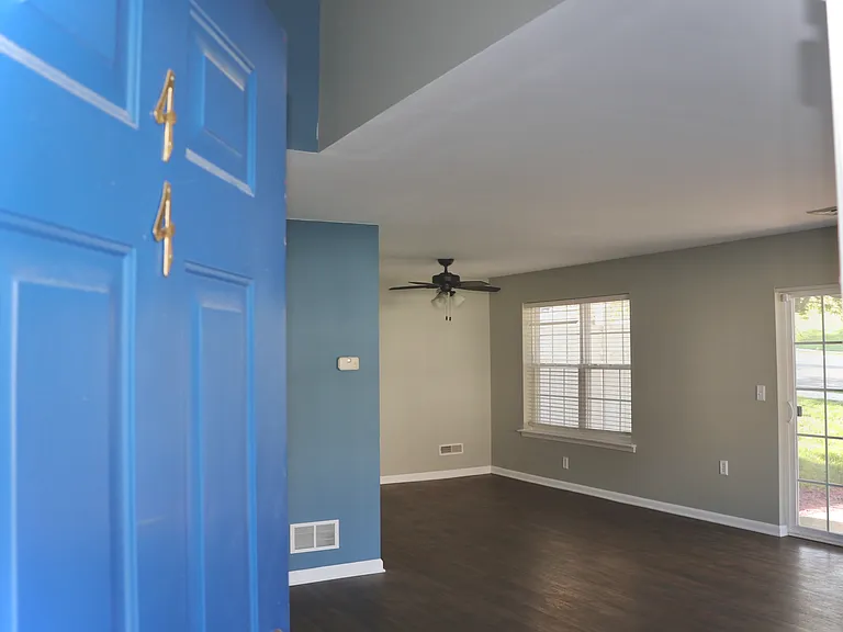 44 Courtyard Dr — Photo 3