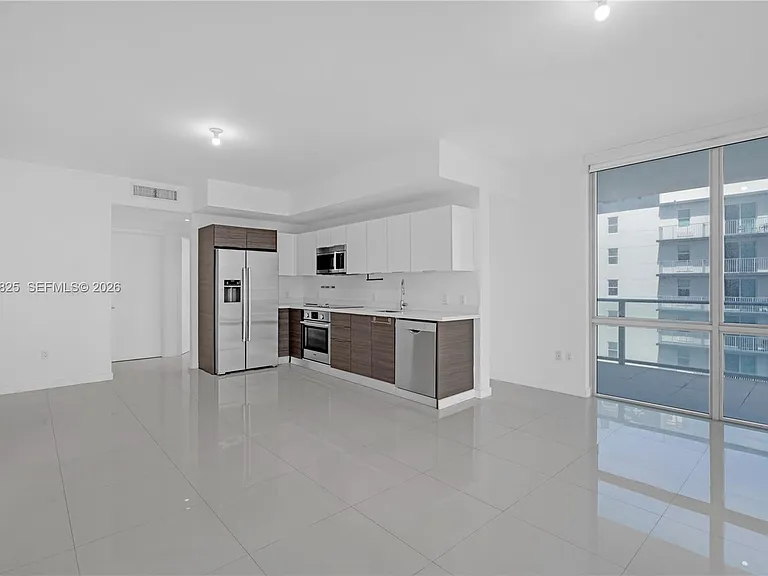 1010 SW 2nd Ave #1003 — Photo 4