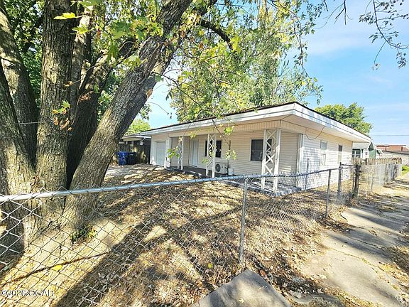 3rd image of 320 E 17th St