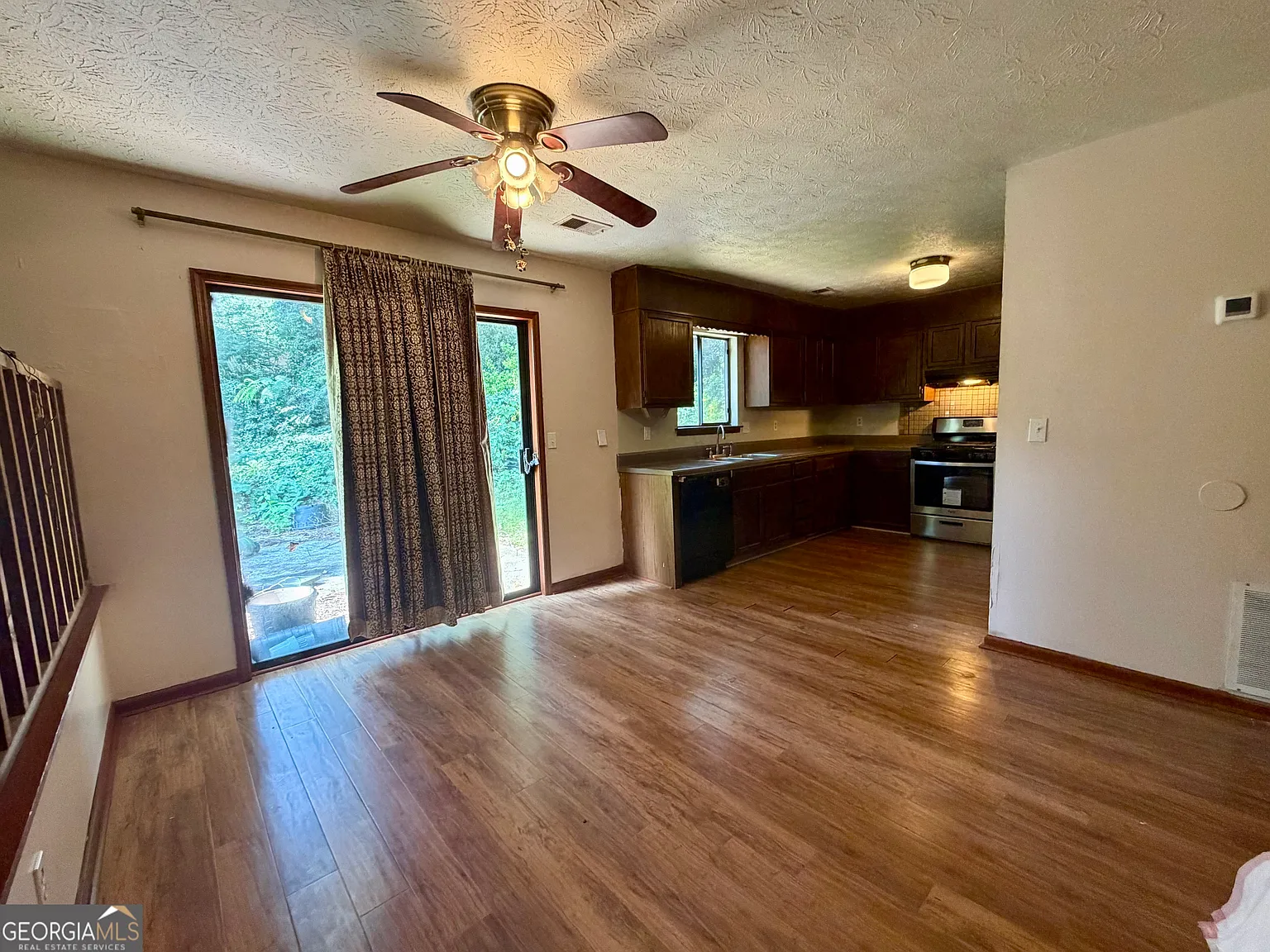 3 bed, 2.0 bath, 1456 sqft, $2,400 — Photo 3
