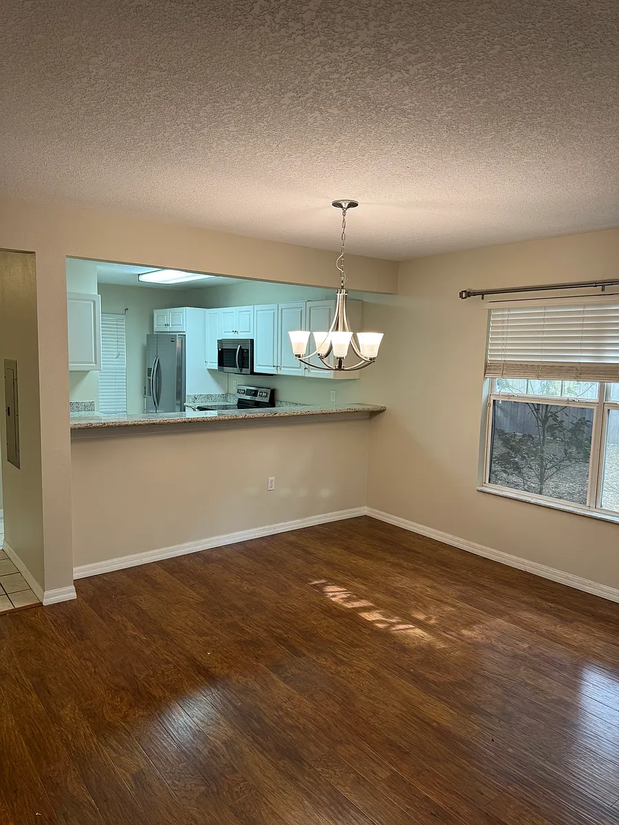 Building Photo - 4215 SW 22nd Ln #126