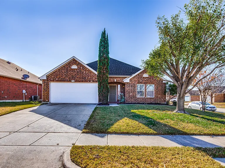 1900 Juniper Dr — Photo 2