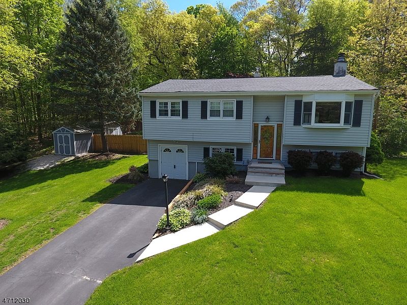 1st image of 20 Hemlock Dr