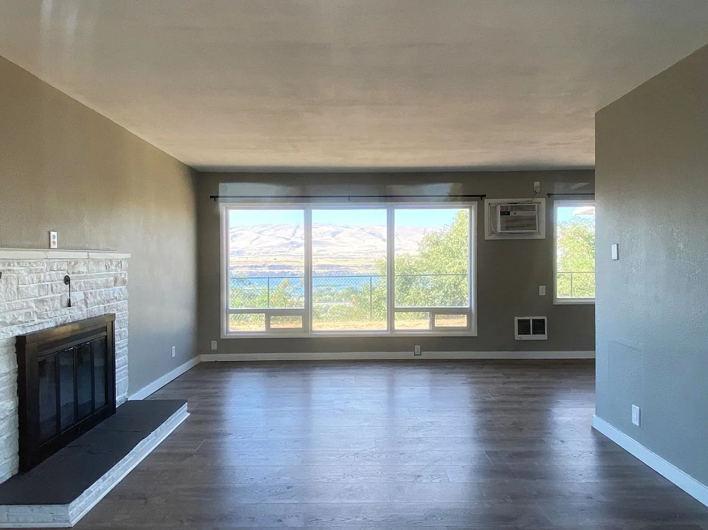 Cute Space with River View — Photo 3