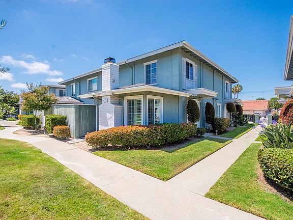 2 Story Townhome with Private Patio