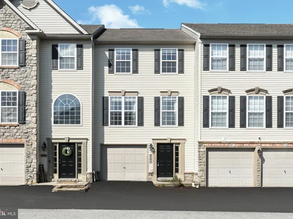 2724 Hunters Crest Dr, York, PA 17402