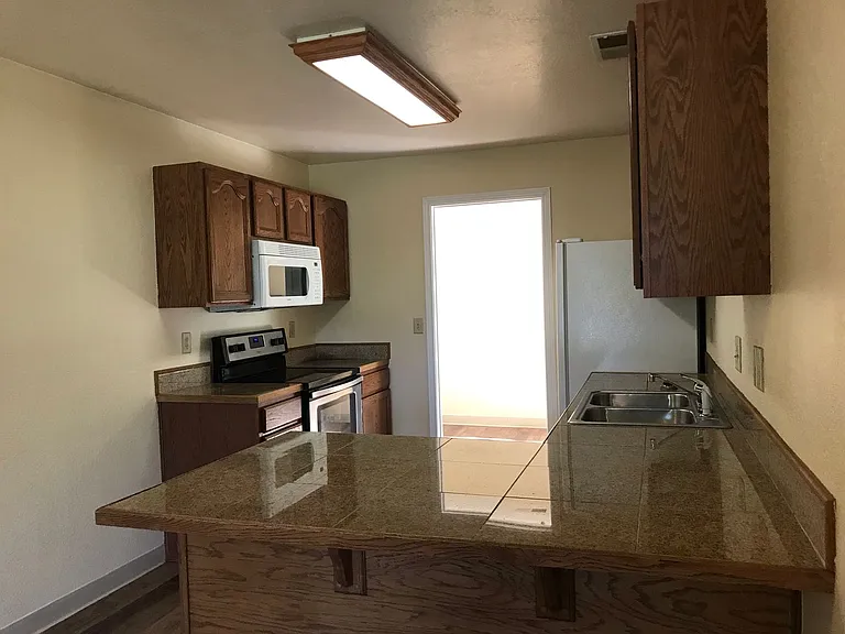 2 Bedroom 2 Bathroom Home — Photo 6