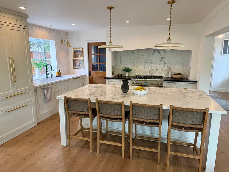 375 Summit Dr — Photo 2
