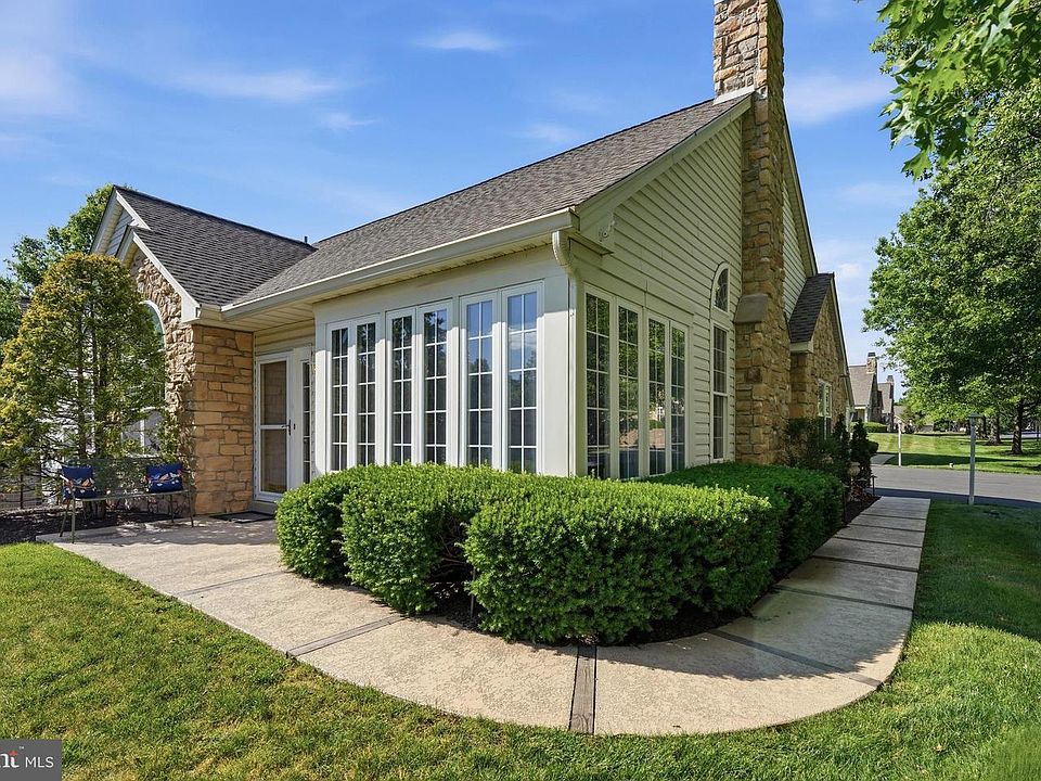 1st image of 185 Lions Gate Cir