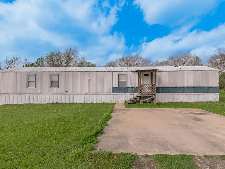 1345 FM 405 Rd — Photo 20