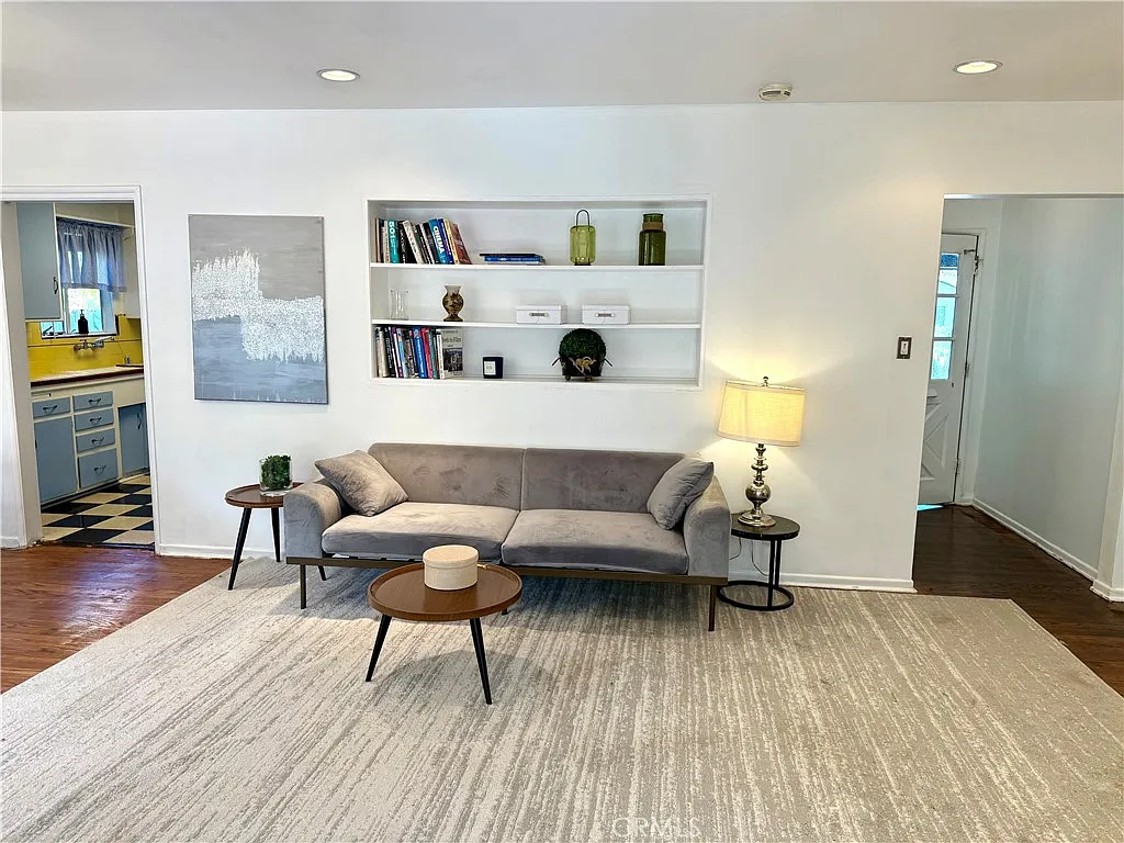 3 bed, 2.0 bath, 1331 sqft, $4,495 — Photo 4
