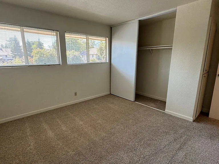 2950 Portage Bay — Photo 33