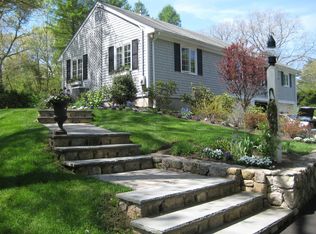 10 Willow St, Dover, MA 02030