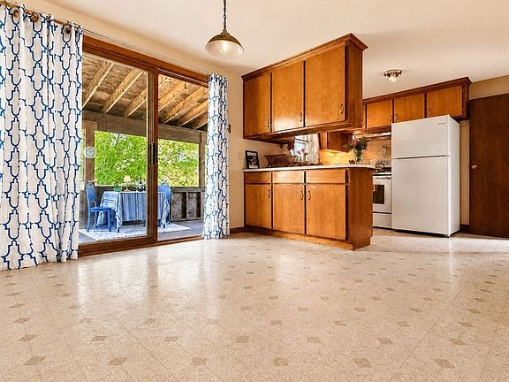 3rd image of 194 Brookside Cir