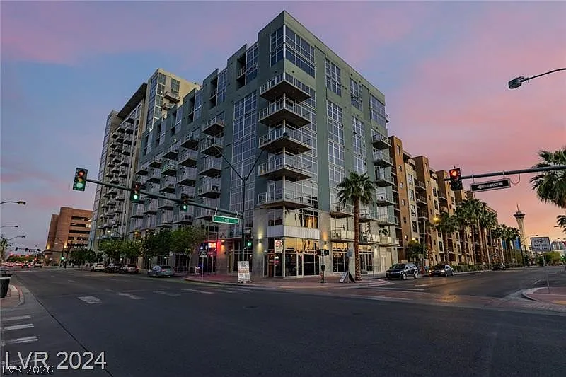 1 bed, 1.0 bath, 1033 sqft, $1,900 — Photo 2