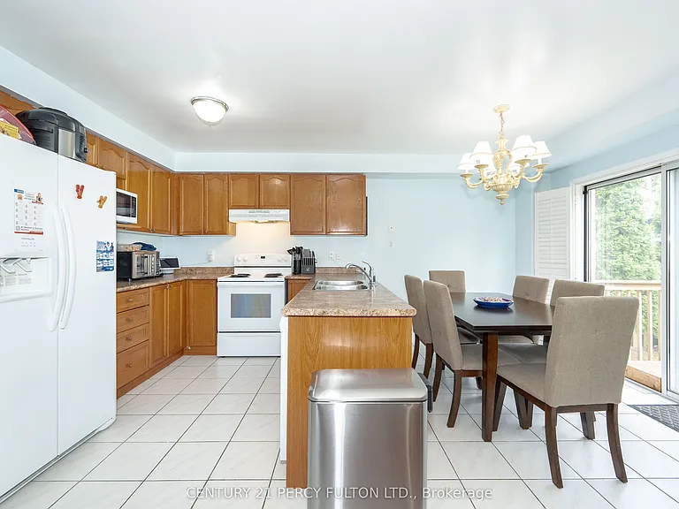 71 Armitage Cres — Photo 15
