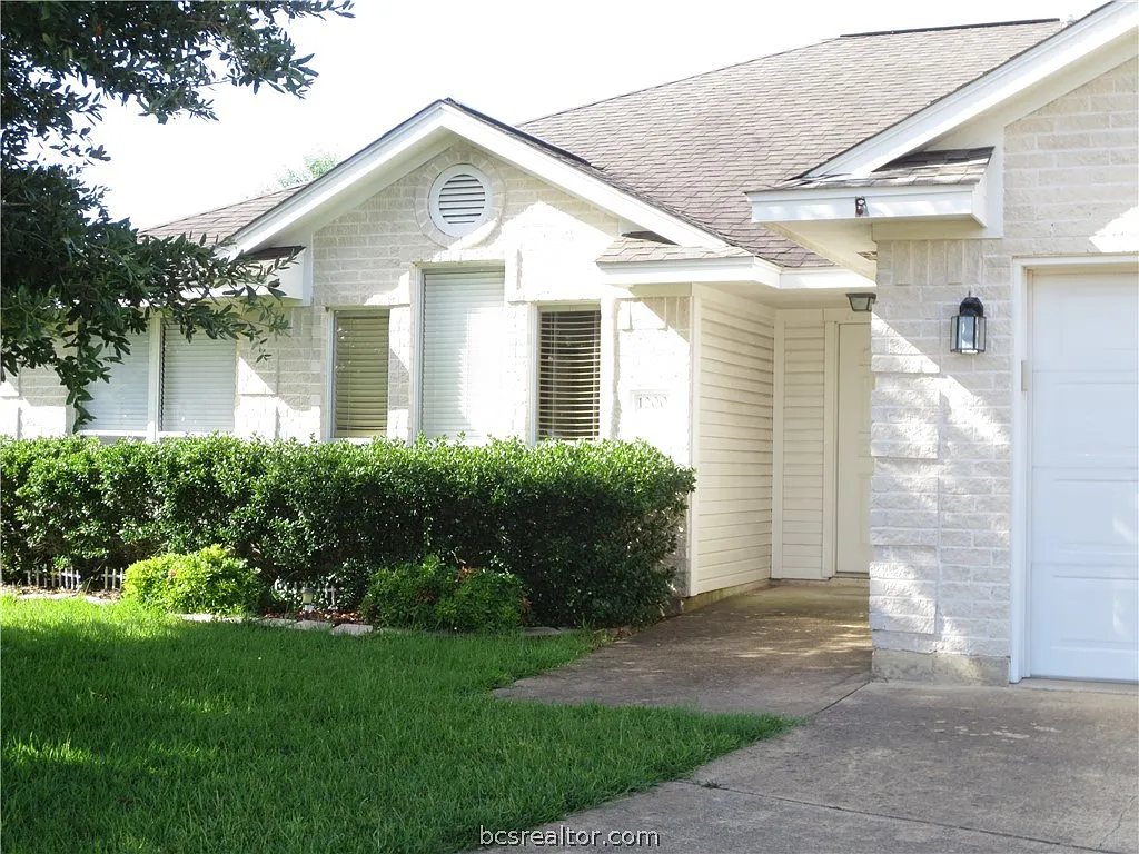 4 bed, 1685 sqft, $2,025 — Photo 3