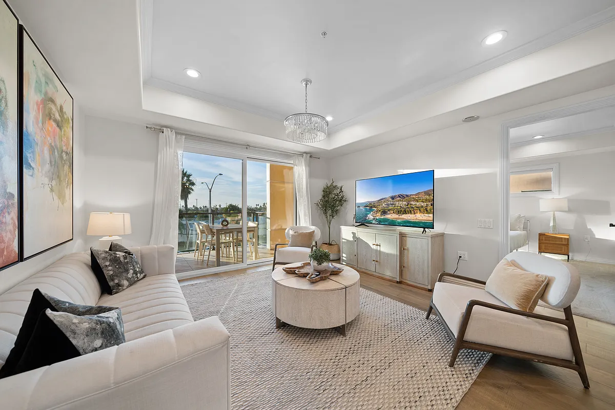 Building Photo - 1598 Long Beach Blvd #304