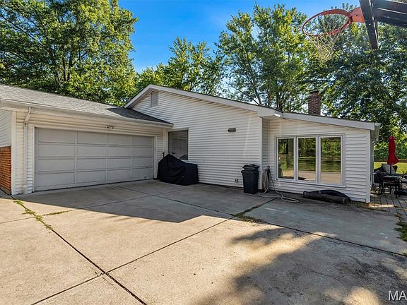 2nd image of 108 Country Creek Ct