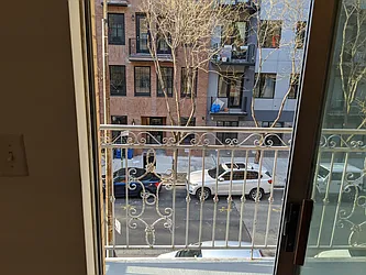 Rented by Cezanne Outlet LLC