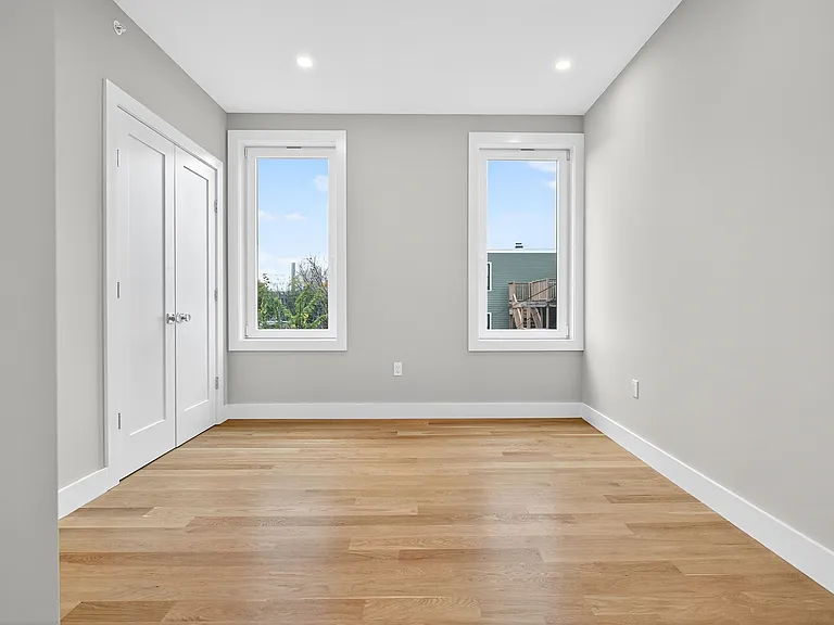 551 E 7th St #3 — Photo 10