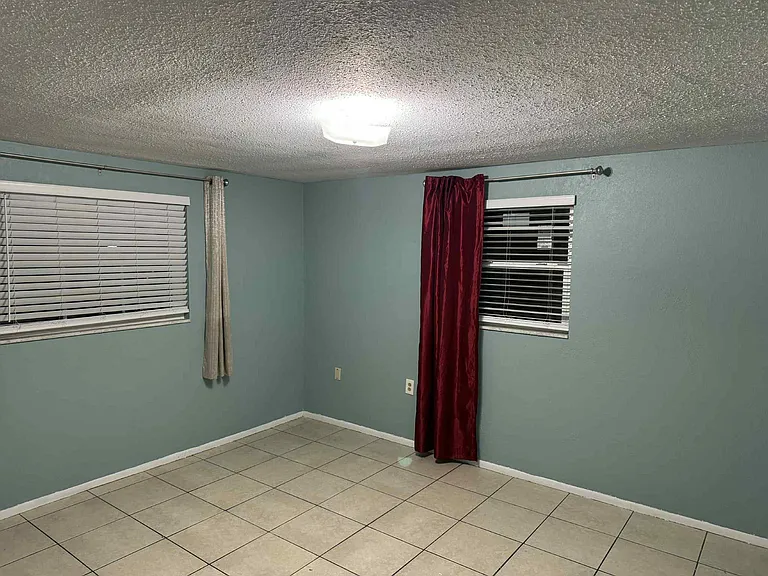 3628 Oxford Dr — Photo 2