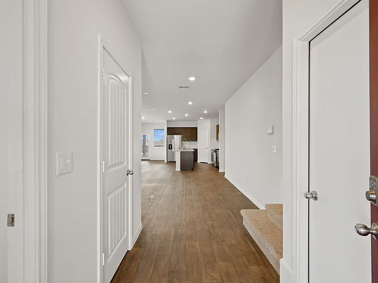 409 Emerald Cv — Photo 4