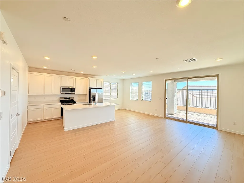 4 bed, 3.0 bath, 2255 sqft, $2,950 — Photo 4