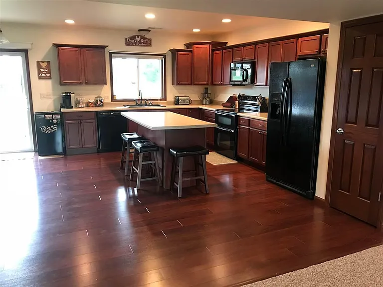 2900 Icecap Rd — Photo 3