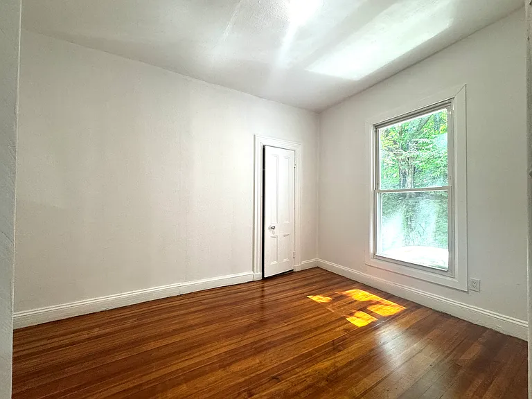 560 Taxter Rd — Photo 13